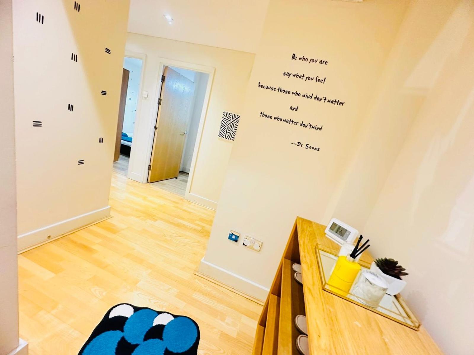 Modern 2Bed 2Bath Apartment Canary Wharf - Upto 5 Person لندن المظهر الخارجي الصورة
