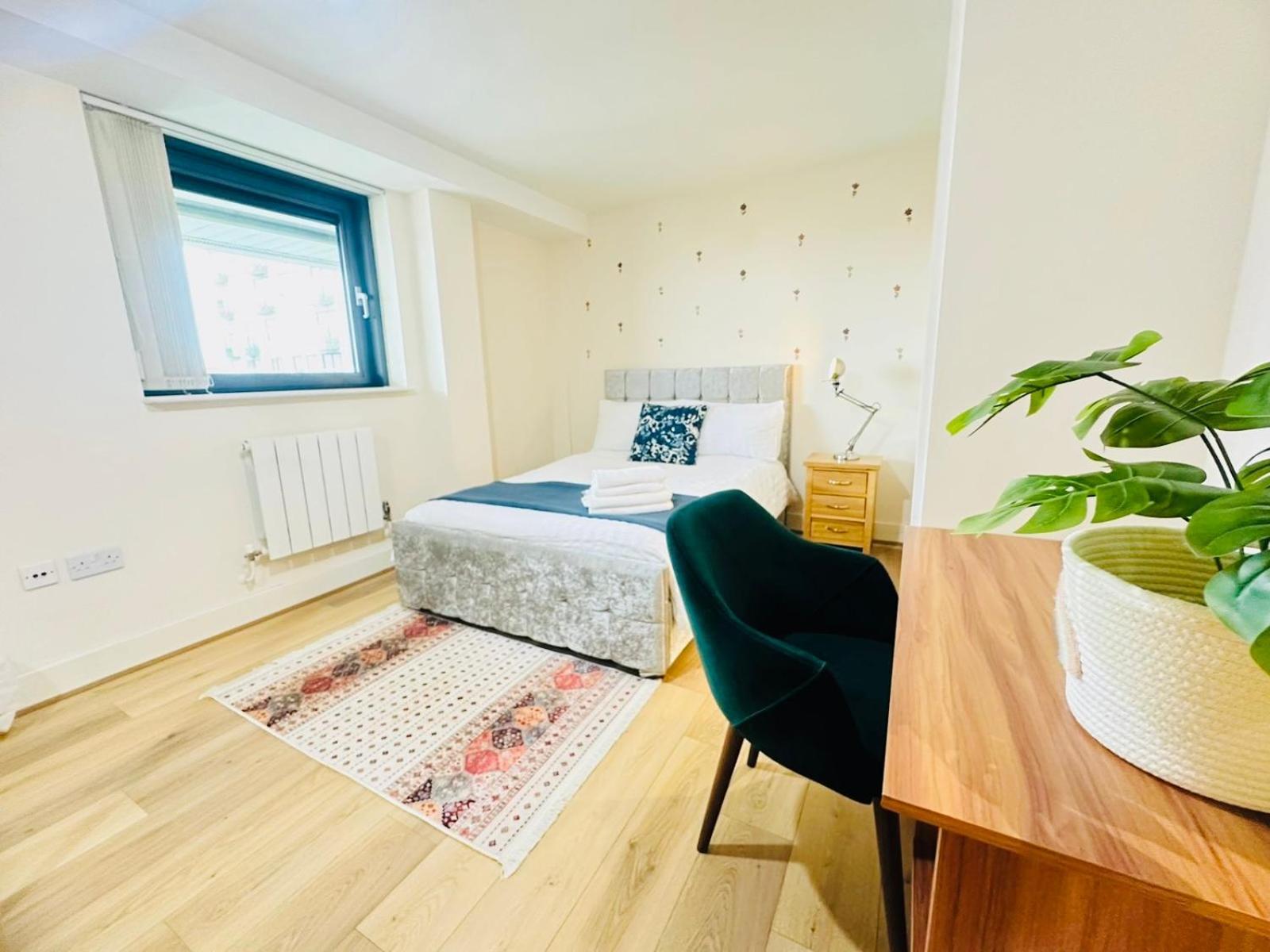 Modern 2Bed 2Bath Apartment Canary Wharf - Upto 5 Person لندن المظهر الخارجي الصورة