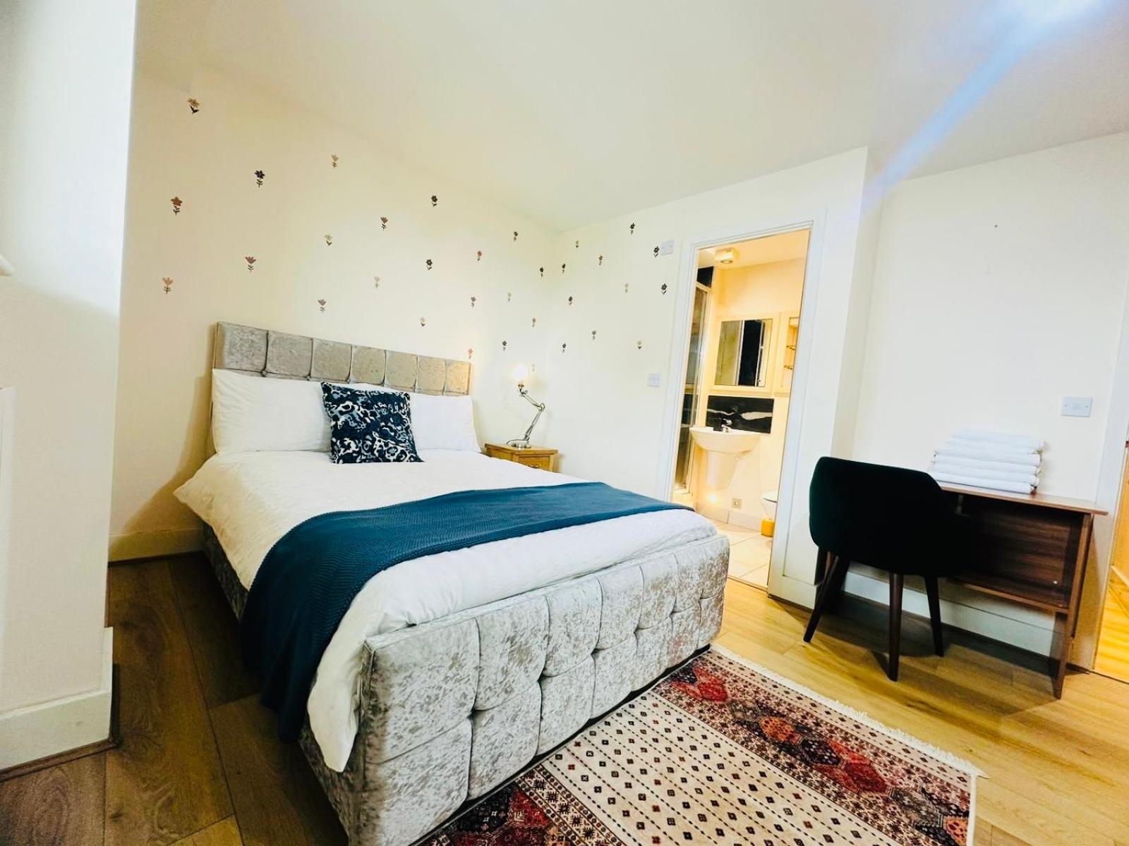 Modern 2Bed 2Bath Apartment Canary Wharf - Upto 5 Person لندن المظهر الخارجي الصورة