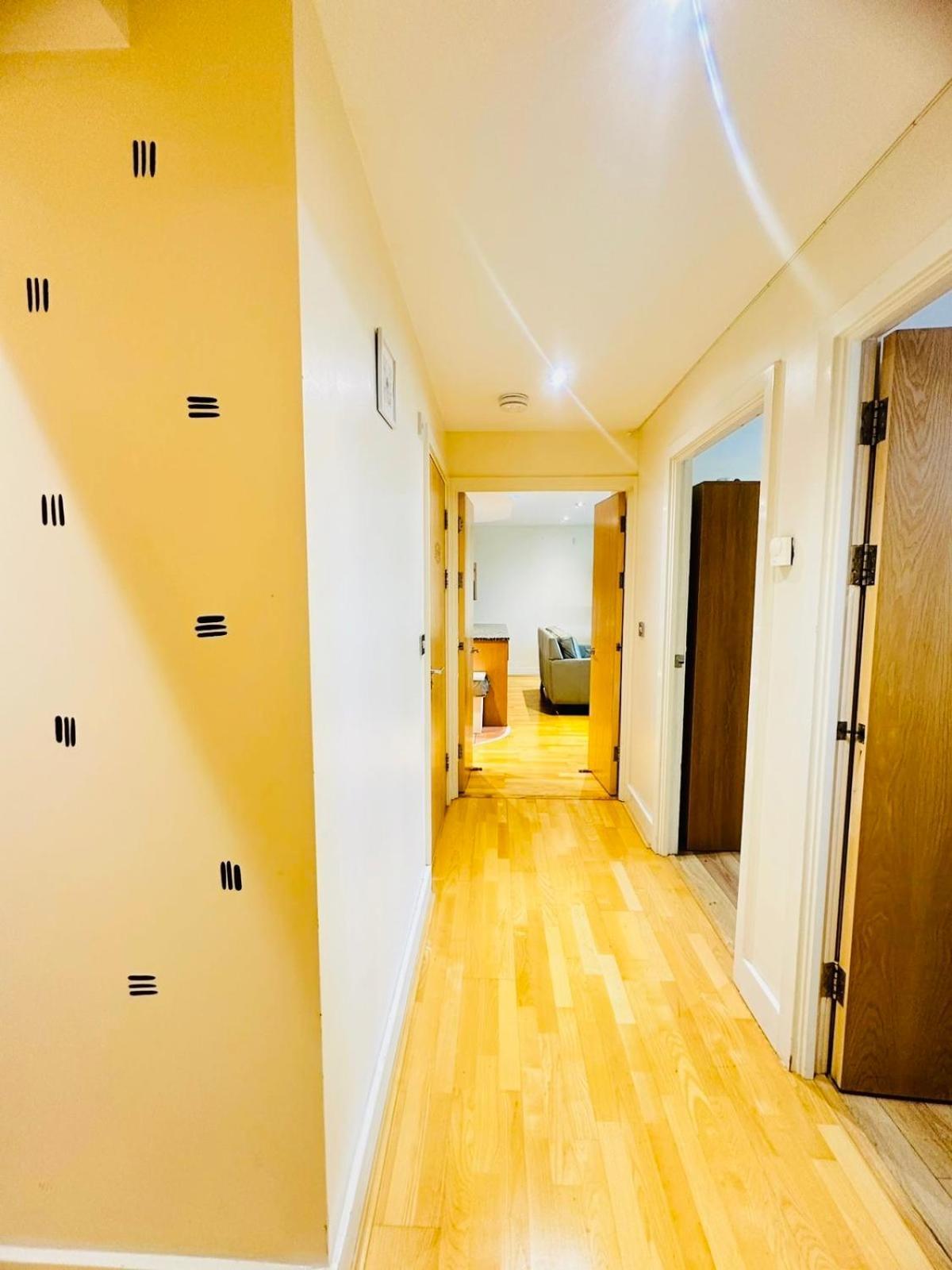 Modern 2Bed 2Bath Apartment Canary Wharf - Upto 5 Person لندن المظهر الخارجي الصورة