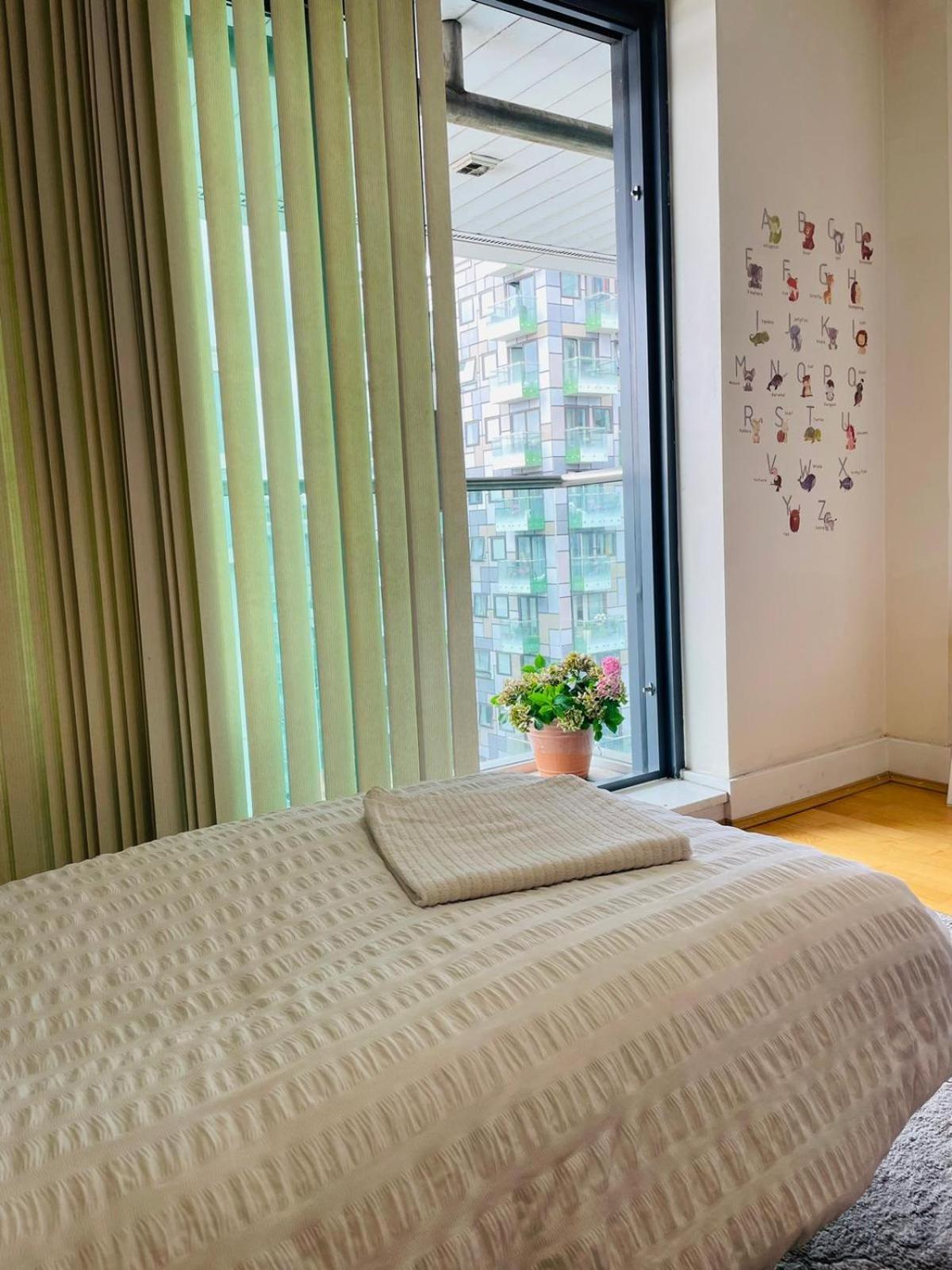 Modern 2Bed 2Bath Apartment Canary Wharf - Upto 5 Person لندن المظهر الخارجي الصورة