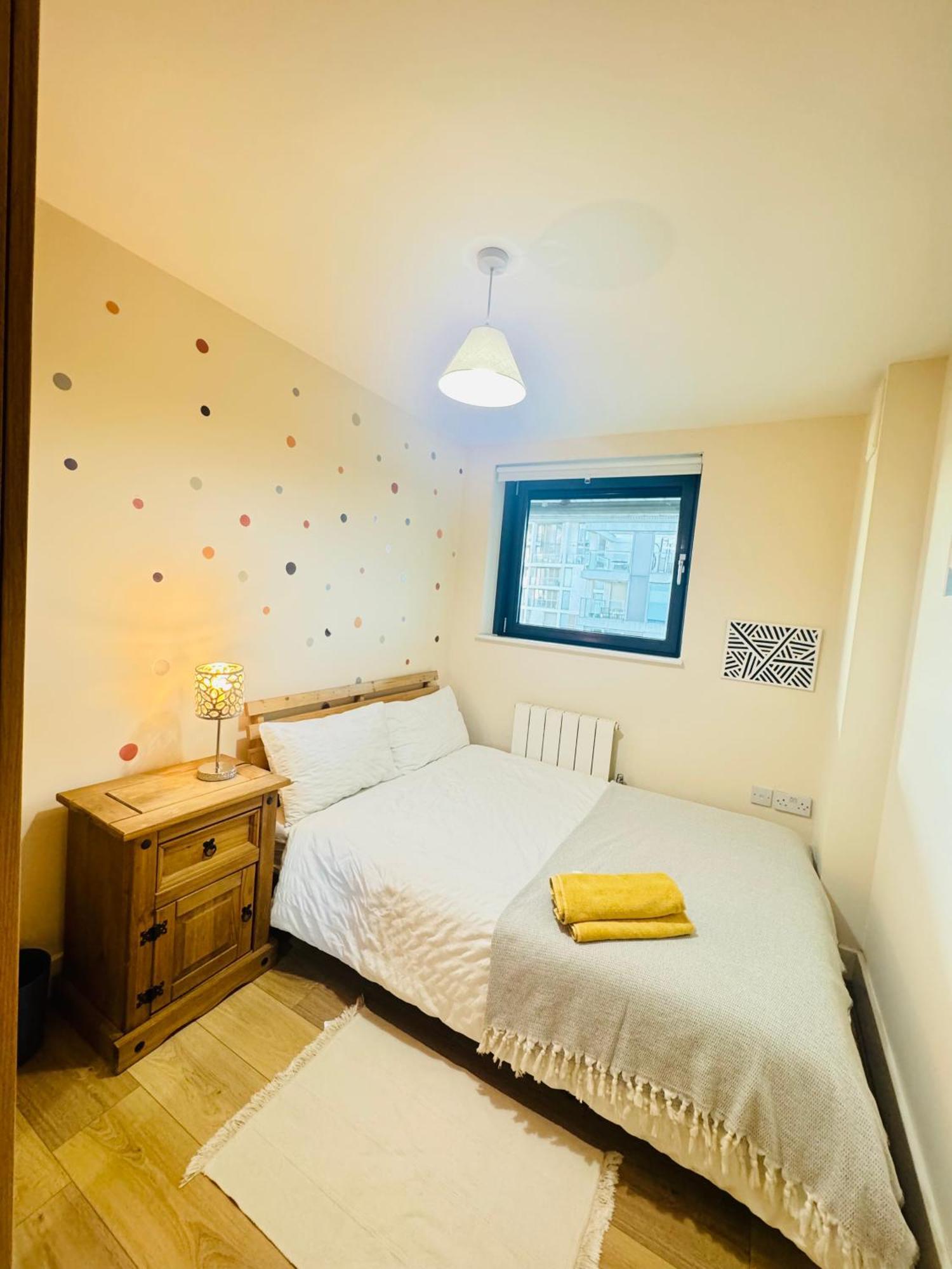 Modern 2Bed 2Bath Apartment Canary Wharf - Upto 5 Person لندن المظهر الخارجي الصورة