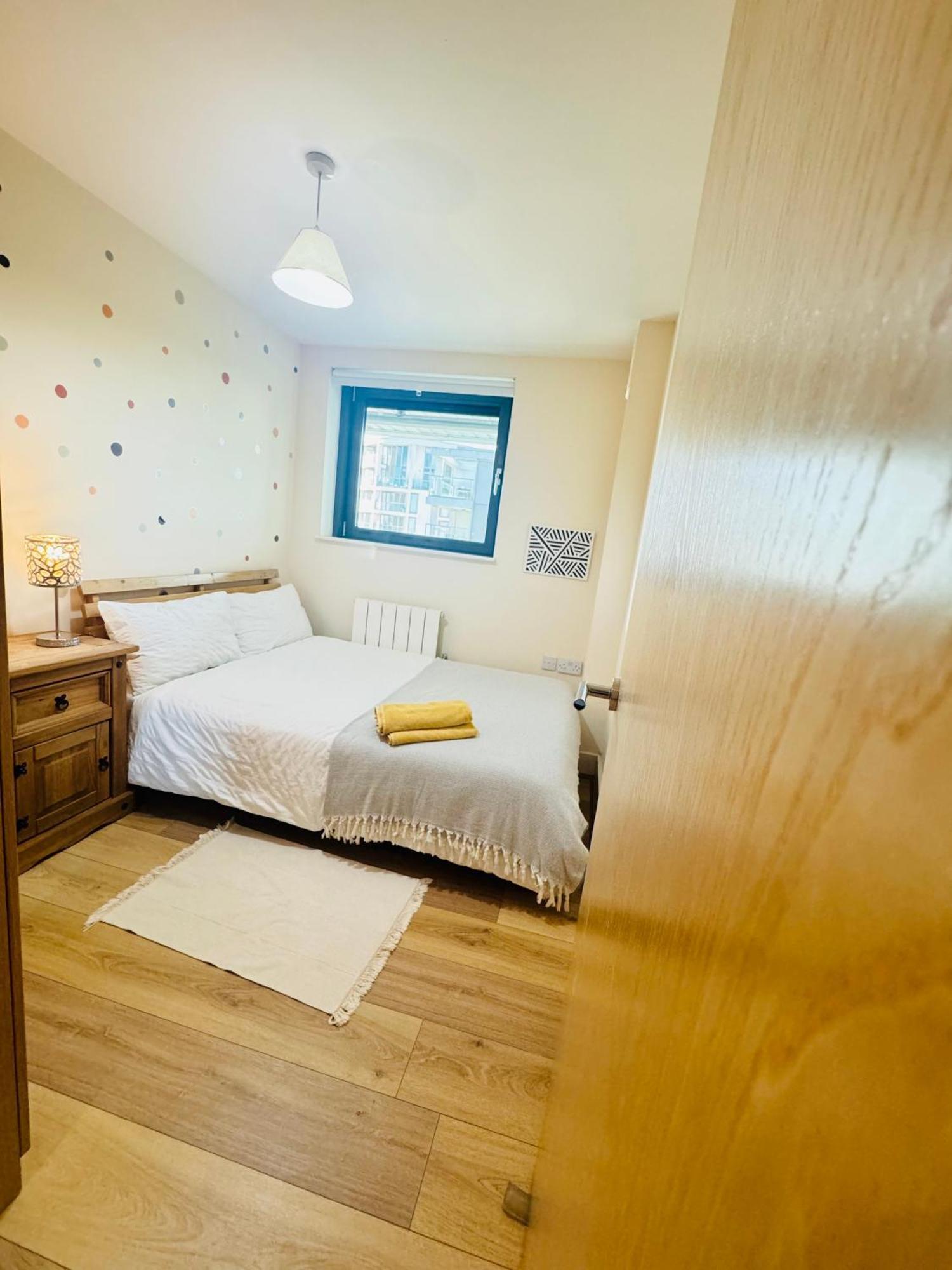 Modern 2Bed 2Bath Apartment Canary Wharf - Upto 5 Person لندن المظهر الخارجي الصورة